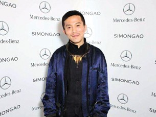2013年, 高杨携其品牌高杨 (Simon GAO) 从众多服装设计师中脱颖而出, 荣获2013年度梅赛德斯 - 奔驰中国先锋设计师大奖 (Mercedes-Benz China Young Fashion Award)..png